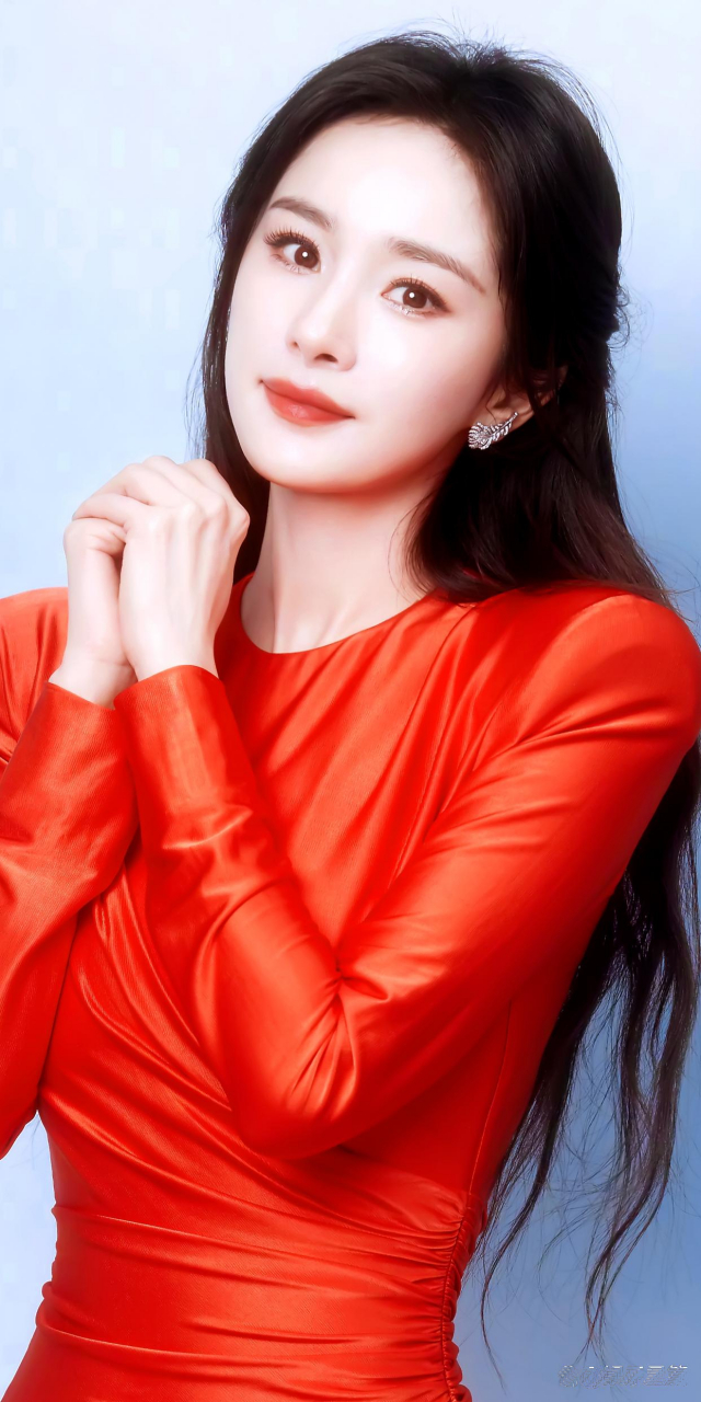 杨幂身穿红裙搭配披肩长发