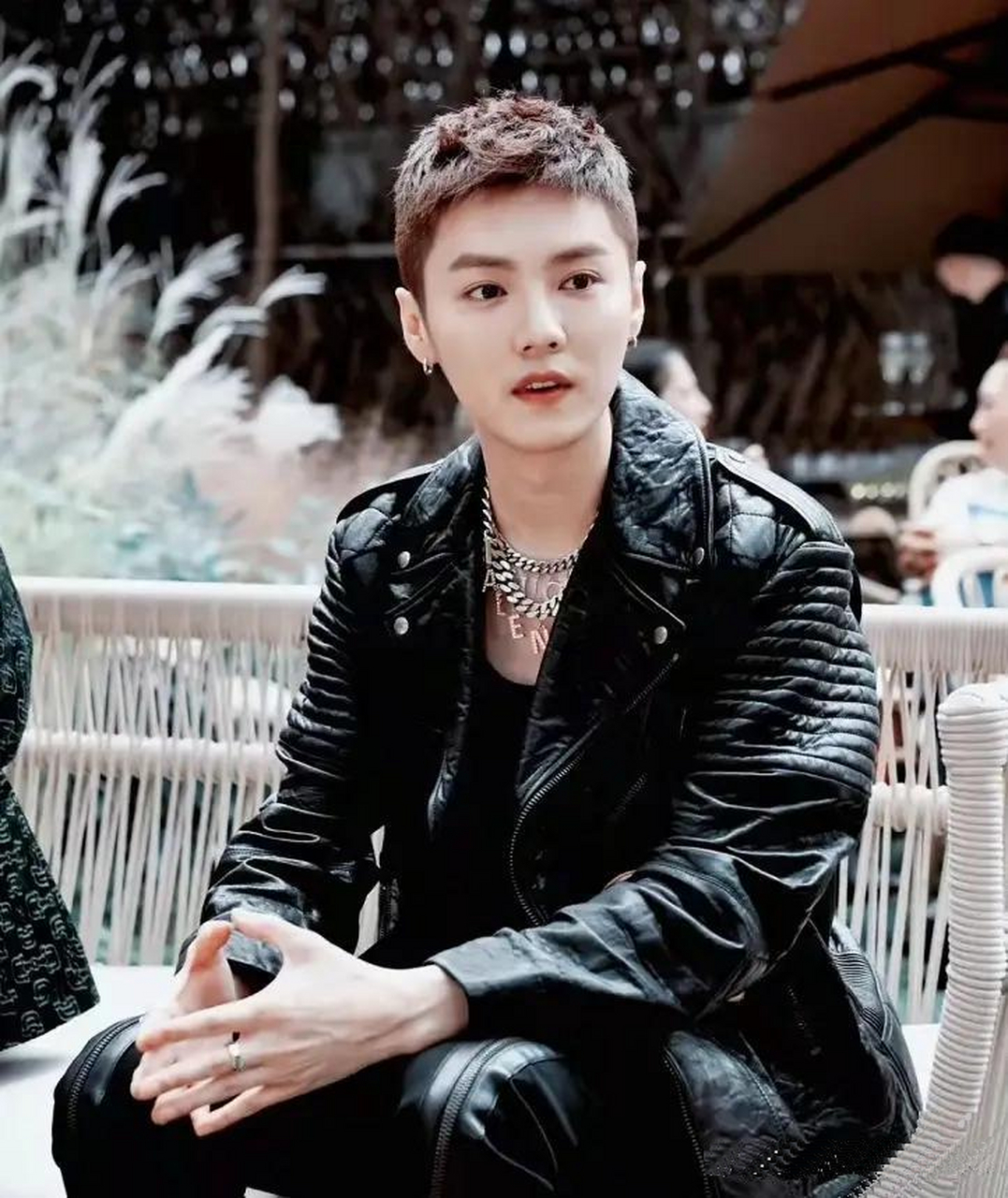 鹿晗真敢剪寸头发型,穿一身皮衣配短发走"硬汉风"