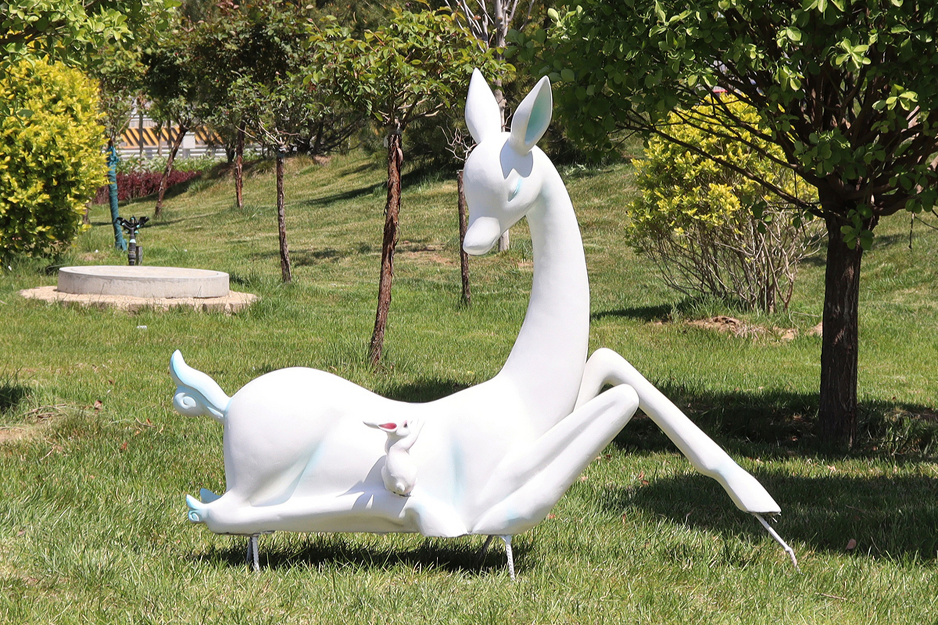 玻璃钢吉祥鹿雕塑,将传统吉祥文化与现代艺术完美结合!