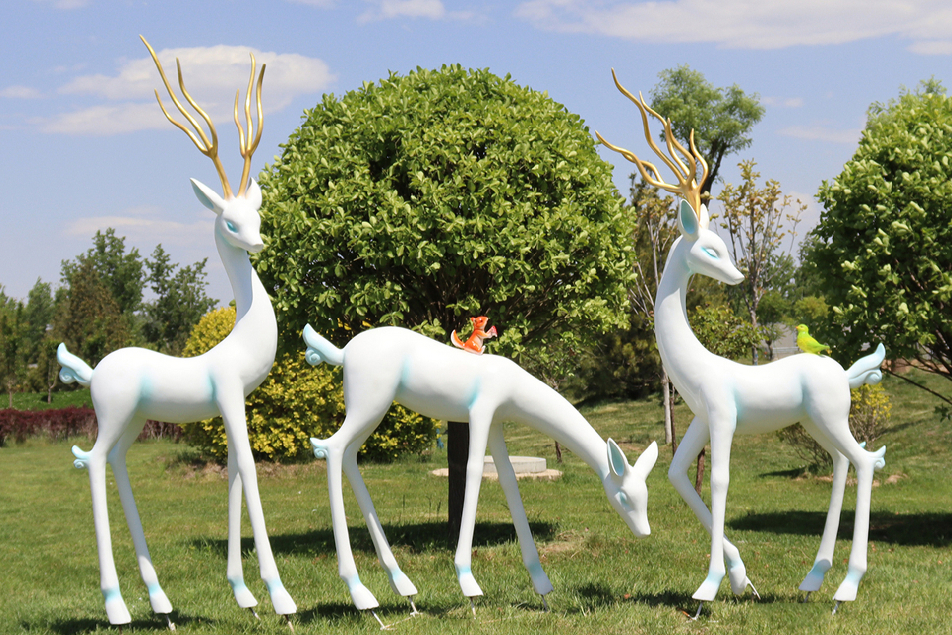 玻璃钢吉祥鹿雕塑,将传统吉祥文化与现代艺术完美结合!