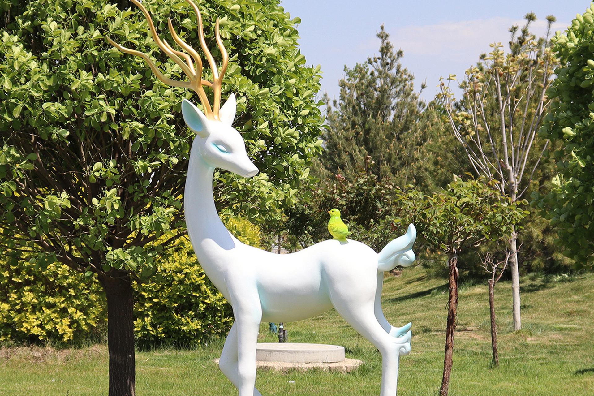 玻璃钢吉祥鹿雕塑,将传统吉祥文化与现代艺术完美结合!