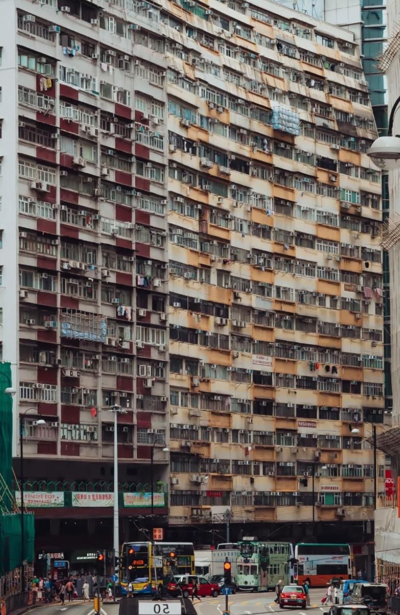 走在香港的街头,你或许会被那灯火辉煌,车水马龙的景象所吸引,感叹