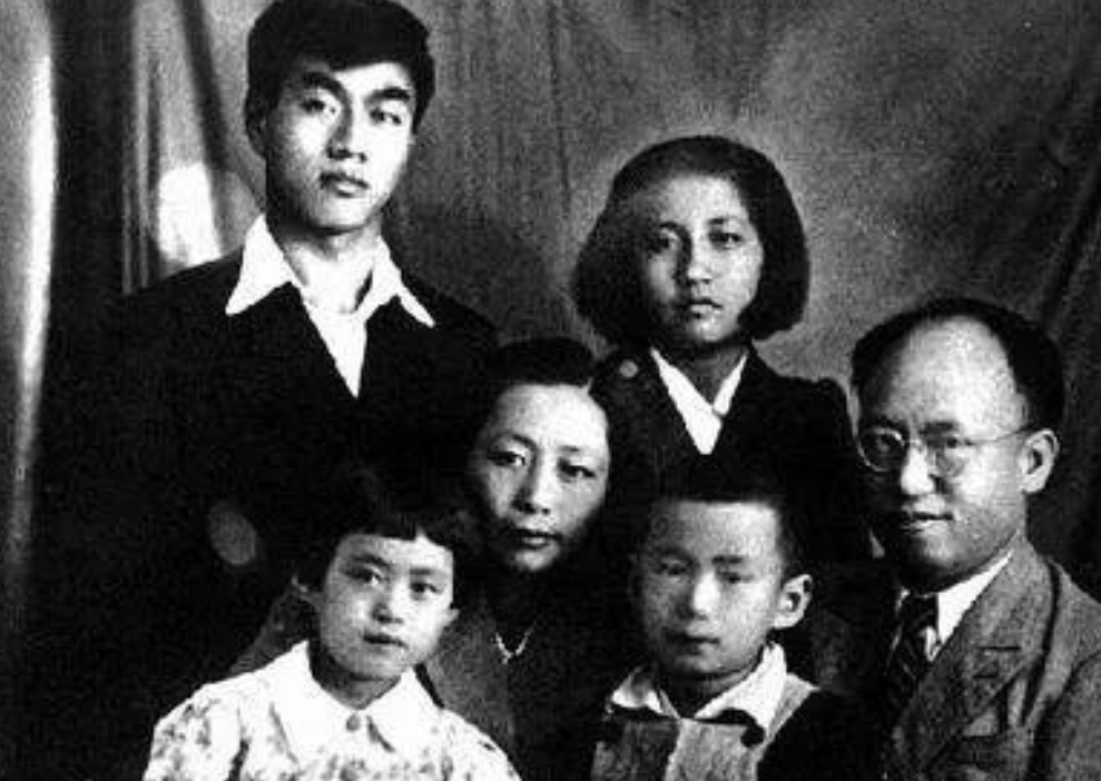 1949年罗荣桓接前妻之女进京生活,林月琴大方,送新皮袄给颜月娥