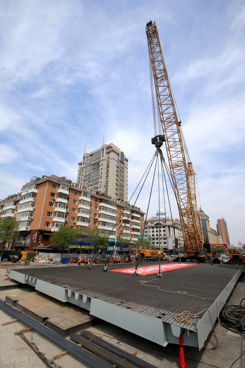 为运行35年老桥手术:哈尔滨亚冬会保障工程西大桥完成换梁