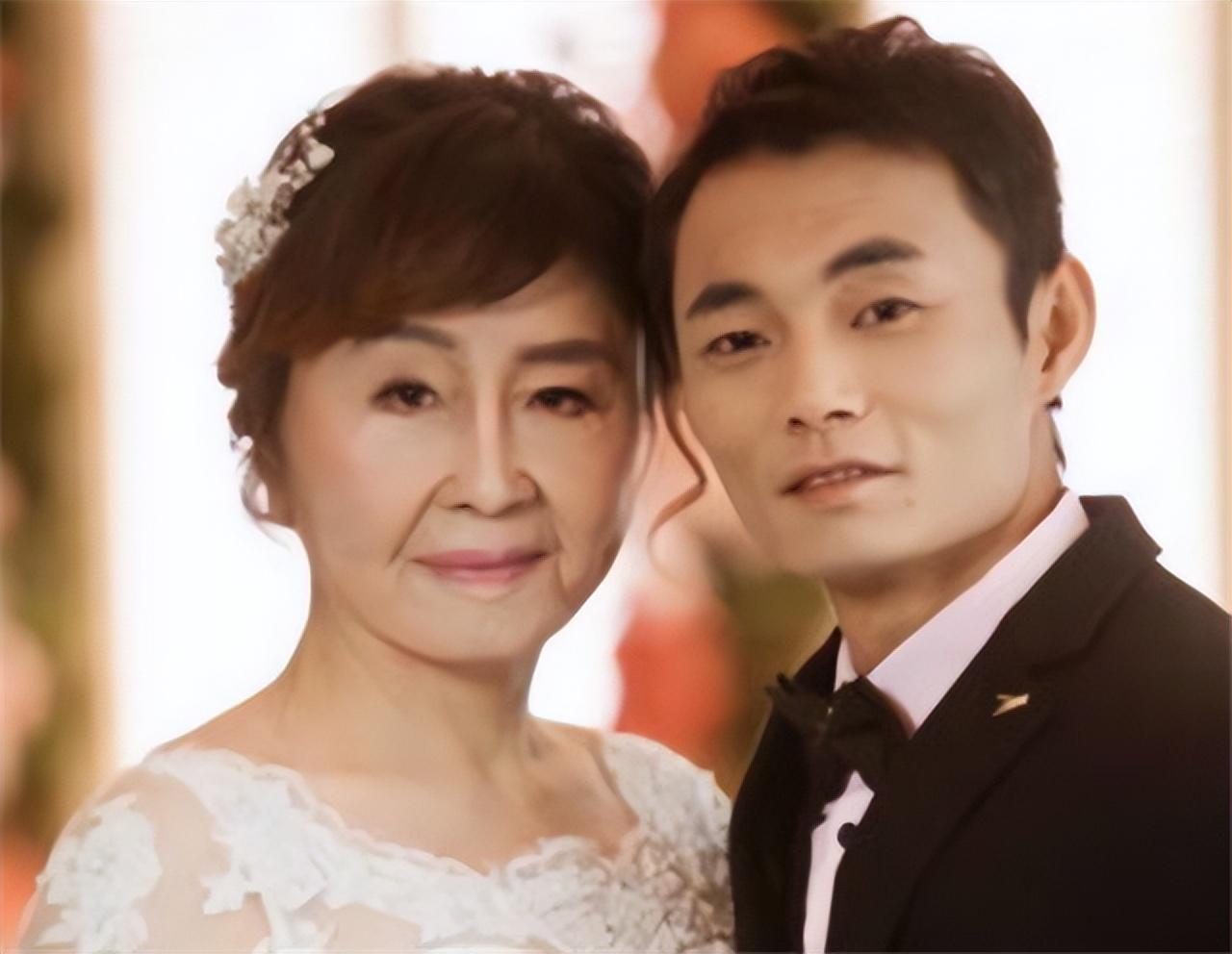 妙龄女子产后变"老太",皮肤松垮满脸皱纹,丈夫却不离不弃