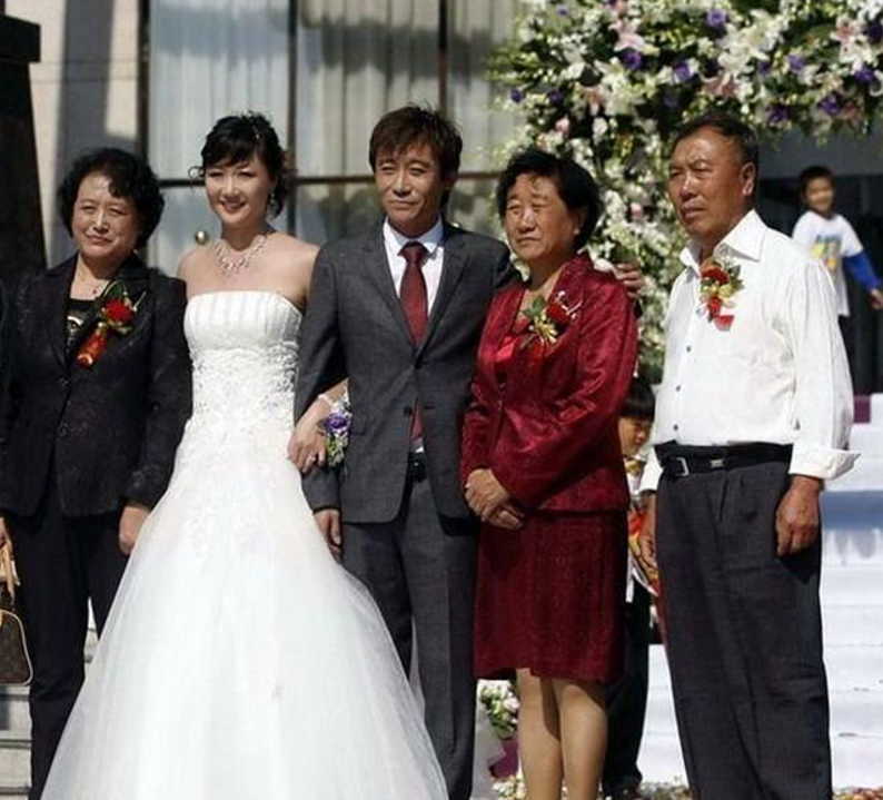 让那英甘愿未婚生子,同居10年的"足球坏小子"高峰,后来怎么样了?