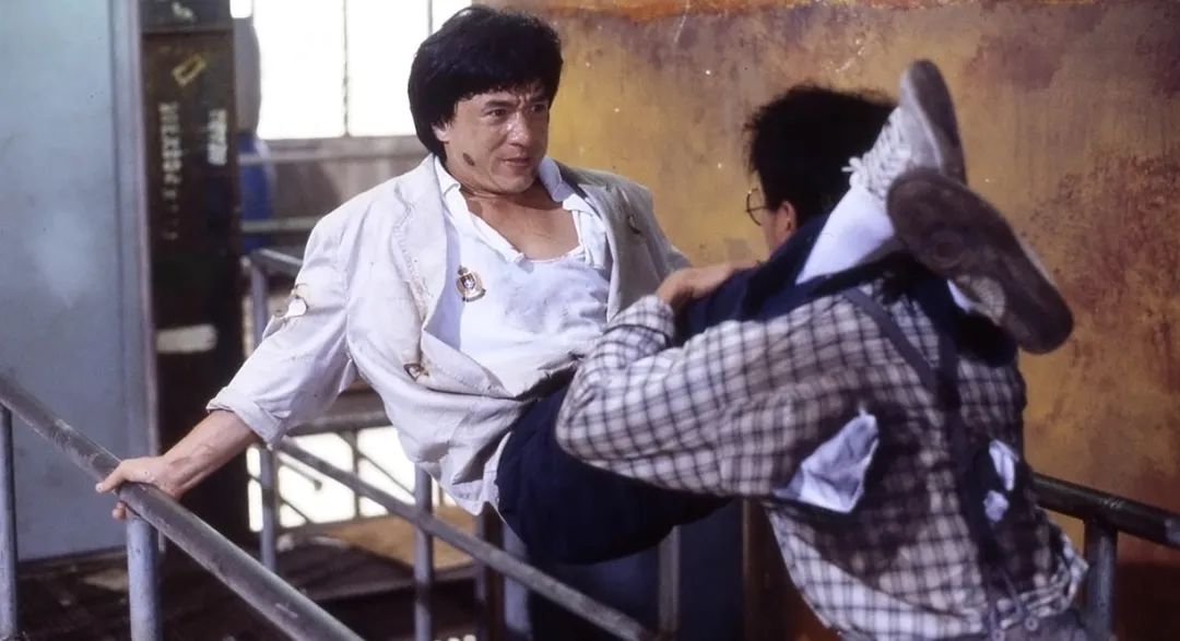 其中还请到了美国的格斗家宾尼·尤奎德兹出演反派头号打手,和成龙的