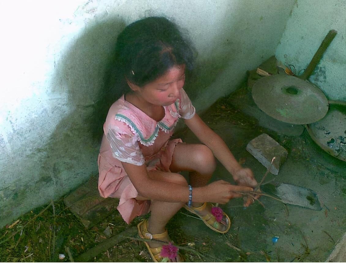 5岁小女孩饥饿难耐偷吃肉渣,被亲生母亲嘴灌热油,折磨致死