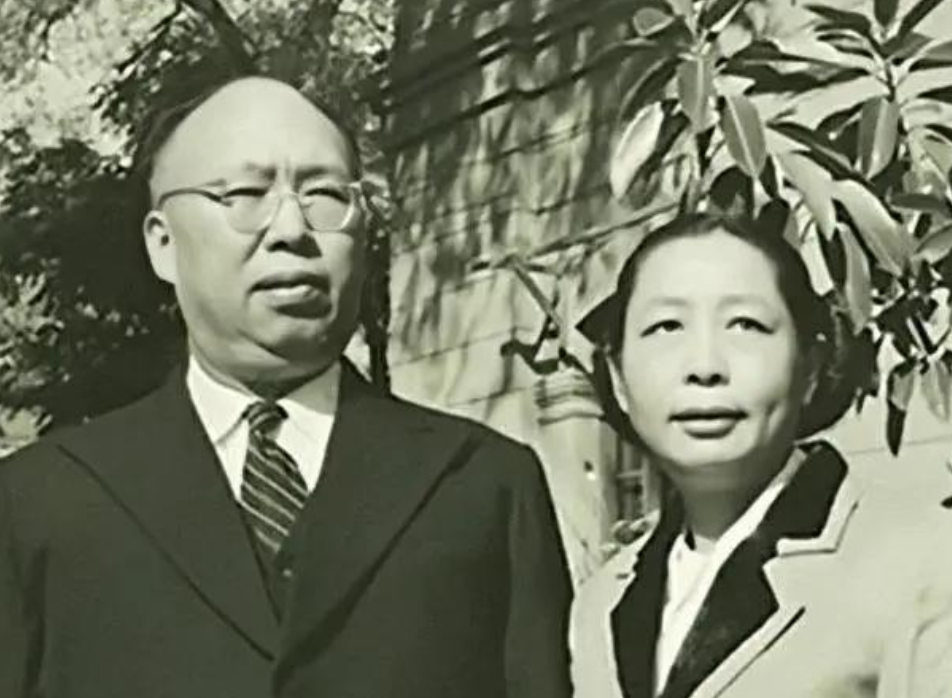 1949年罗荣桓接前妻之女进京生活,林月琴大方,送新皮袄给颜月娥