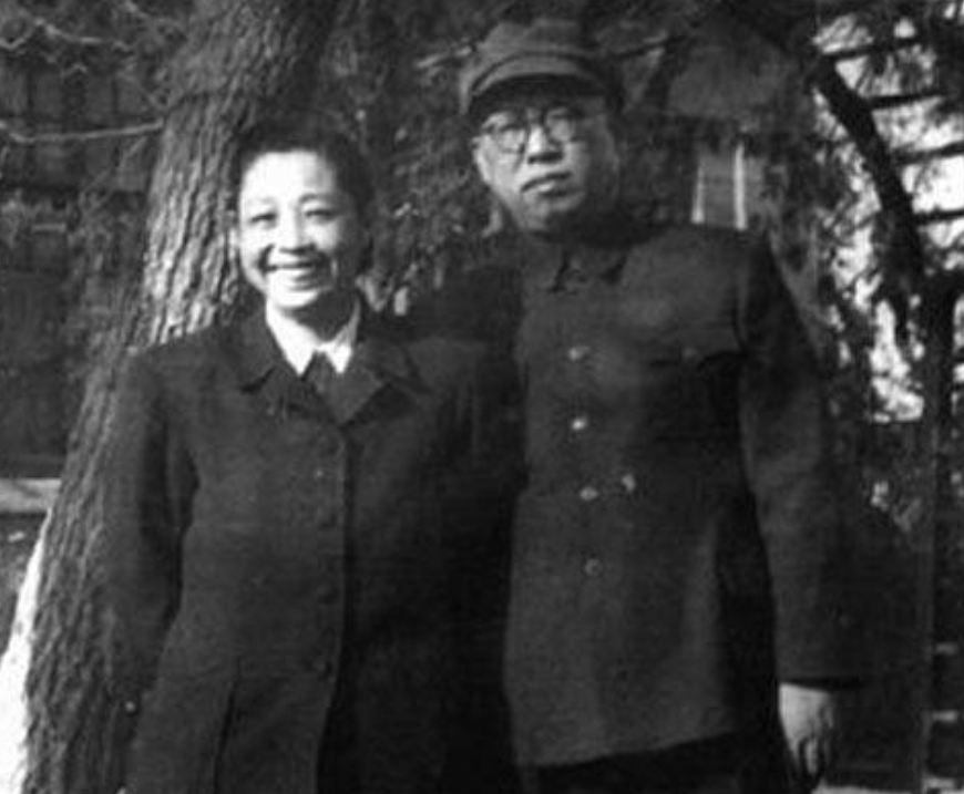 1949年罗荣桓接前妻之女进京生活,林月琴大方,送新皮袄给颜月娥