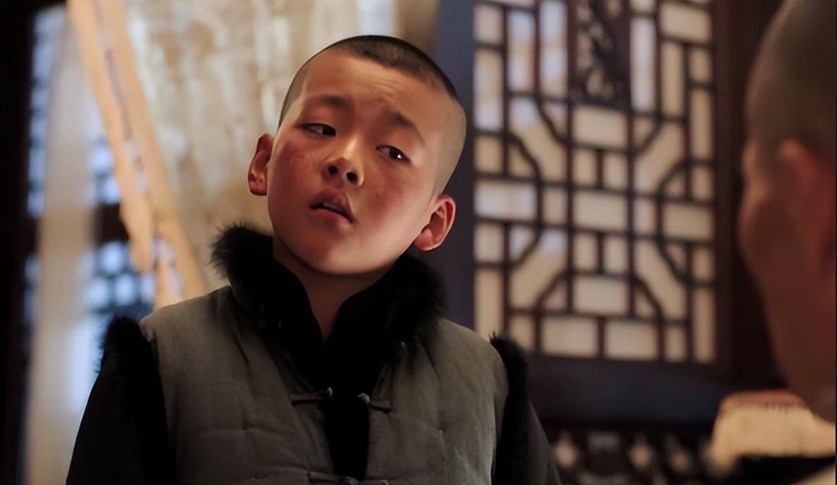 出生在东北的周思羽在剧中口音很占优势,机灵邪性劲恰符合了童年