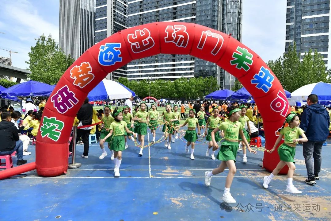 澳门新葡萄新京威尼斯987研实学校120周年校庆年全员运动会！2000名师生家长(图4)