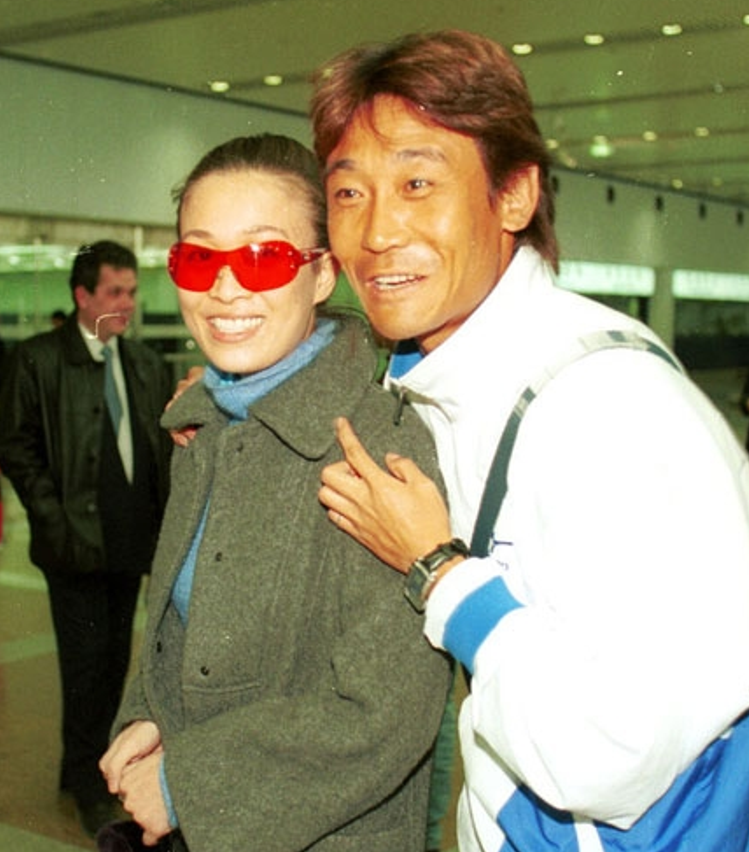 让那英甘愿未婚生子,同居10年的"足球坏小子"高峰,后来怎么样了?