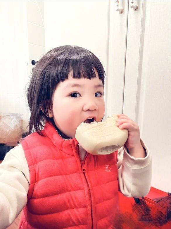 5岁小女孩饥饿难耐偷吃肉渣,被亲生母亲嘴灌热油,折磨致死