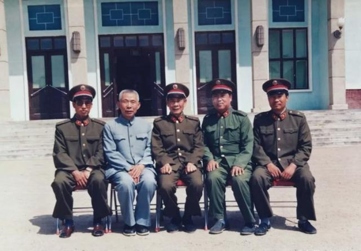 一上任,吴华夺就和副政委卜占亚马不停蹄的到各个省军区,军分区视察