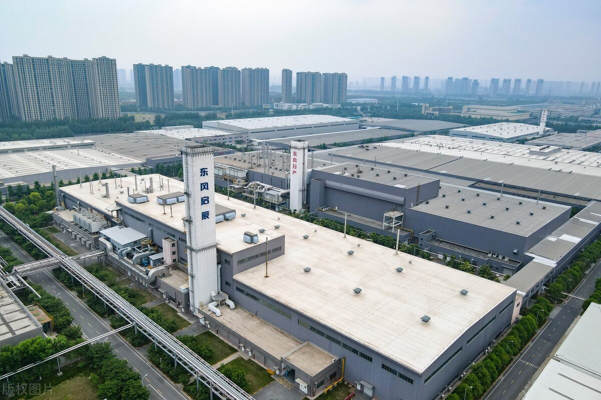 郑州东风启辰东风日产工厂场面很是壮观,新车密密麻麻停满停车场