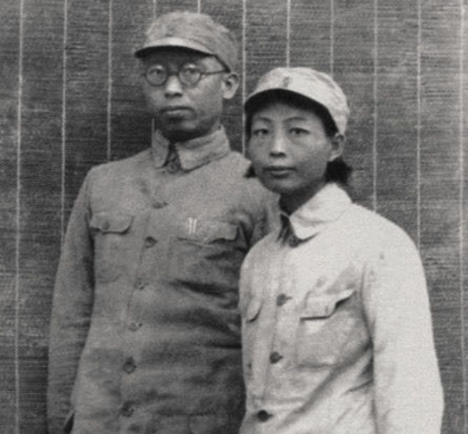 1949年罗荣桓接前妻之女进京生活,林月琴大方,送新皮袄给颜月娥