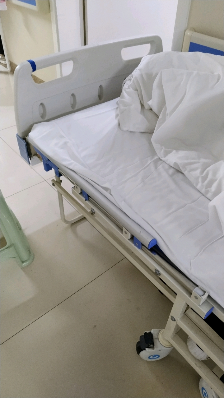 肝胆外科的床位太紧张了, 走廊加床, 我们中午转过来的时候, 只有这