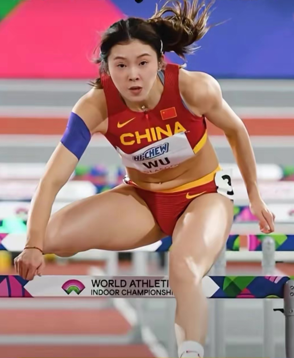 虽然只名列第八,奋力拼搏值得夸. 尽快跑进十三秒,为国争光戴红花