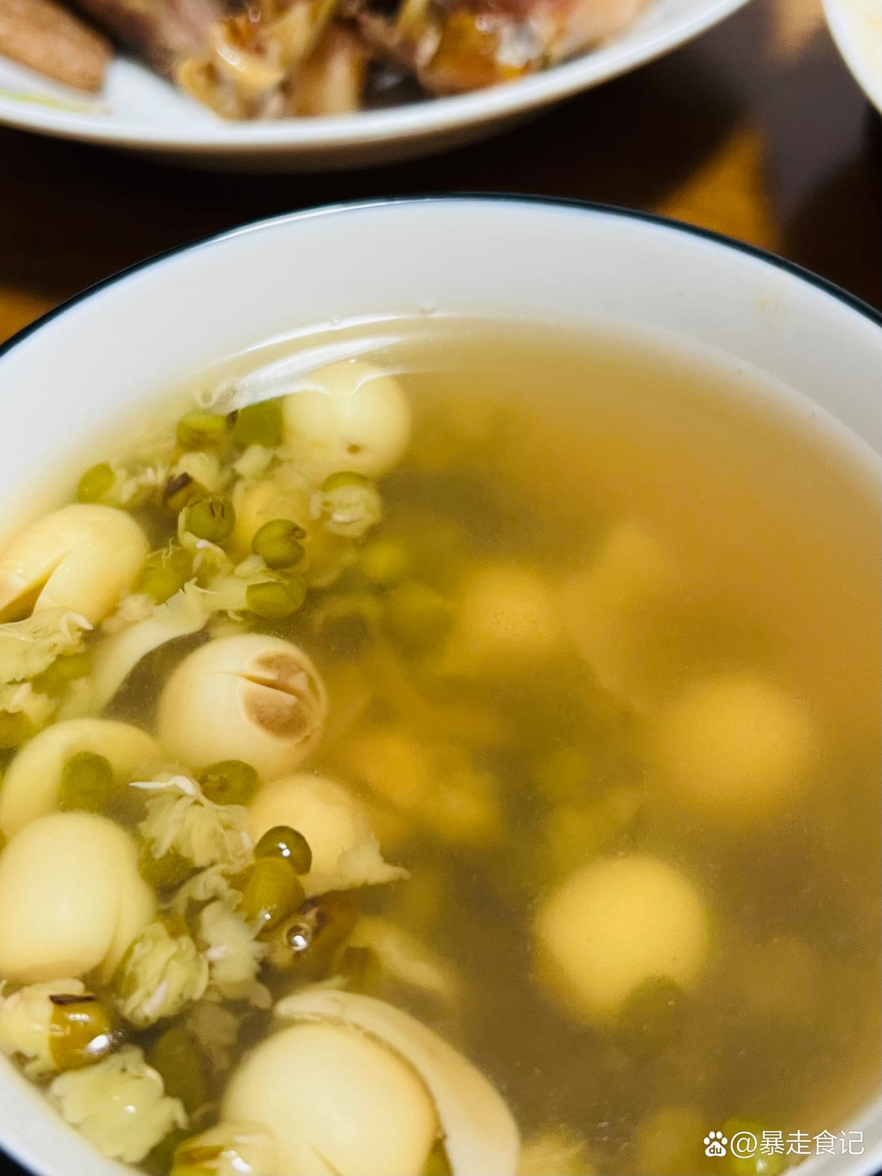 晚上煮了绿豆百合莲子粥,昨天煮的红枣银耳莲子粥,最近爱喝粥,在郑州