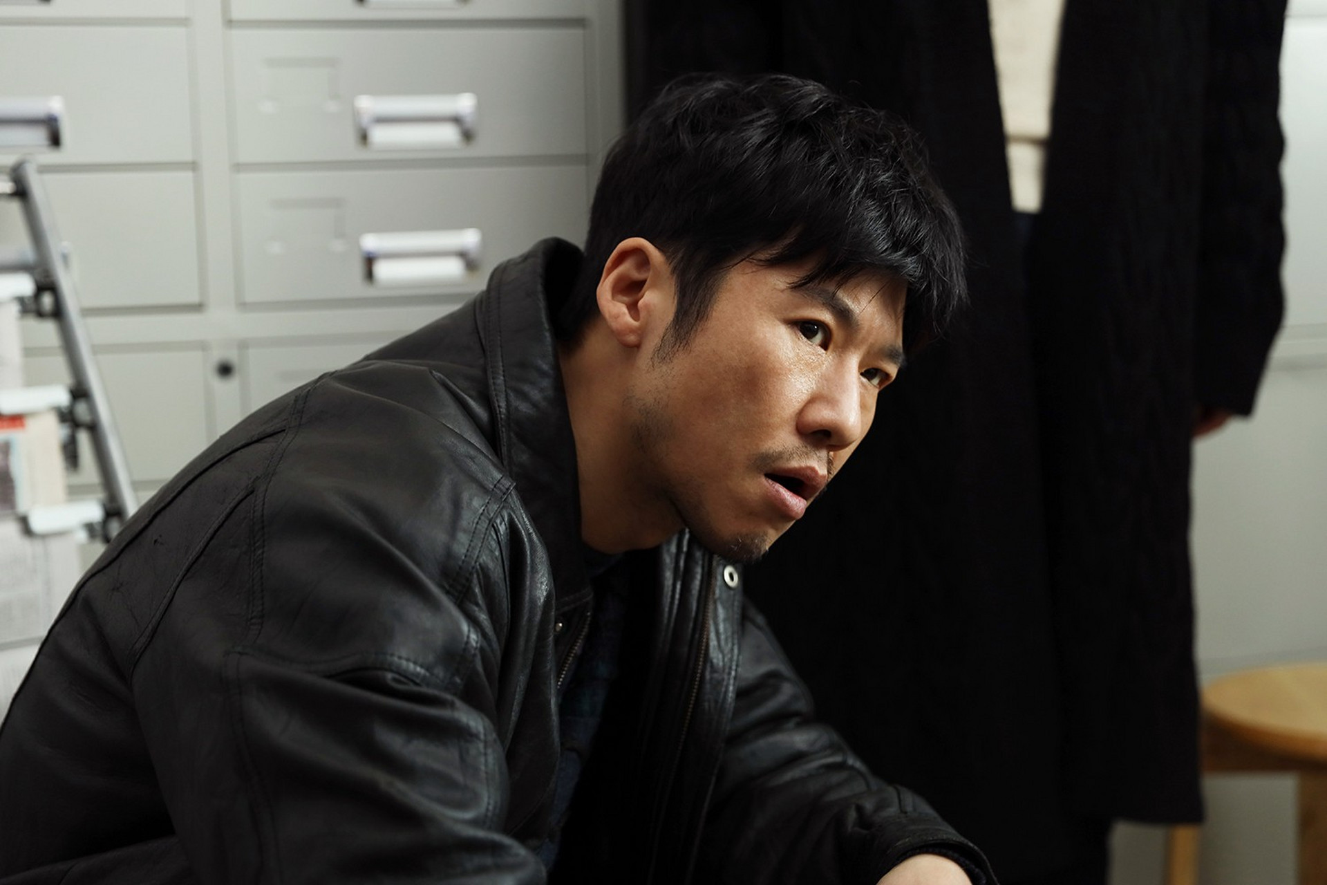 王骁,在城中之城里,扮演审计人员苗彻,骁,骁勇善战的骁,真是坚持理想