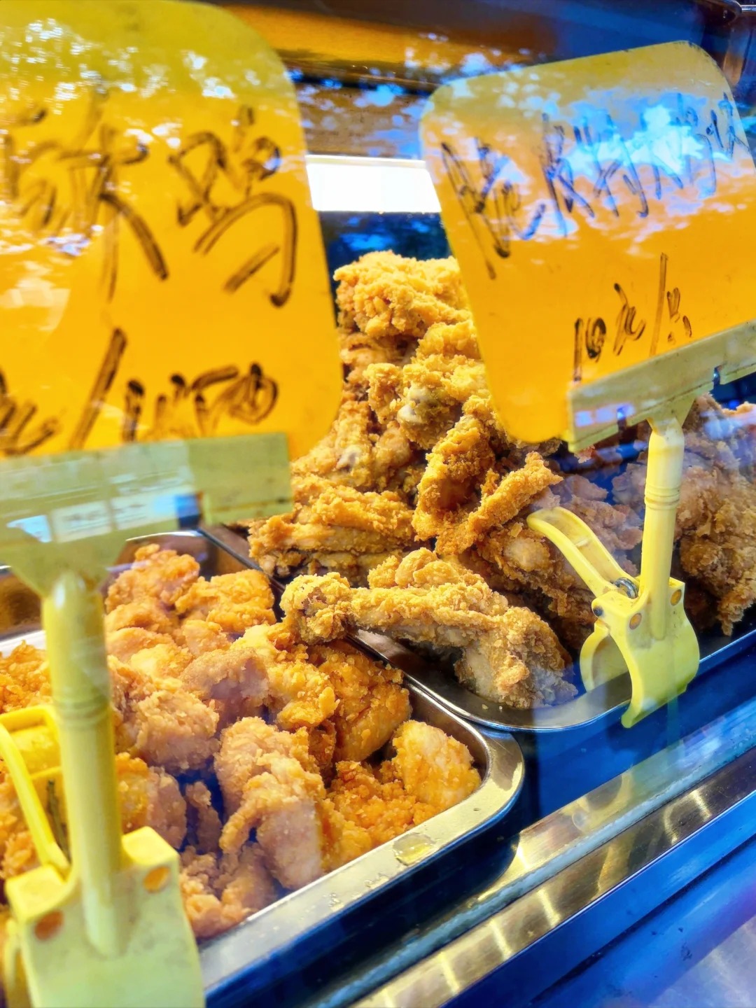 三牌楼大街,位于南京市鼓楼区,是一个充满历史和美食的地方.