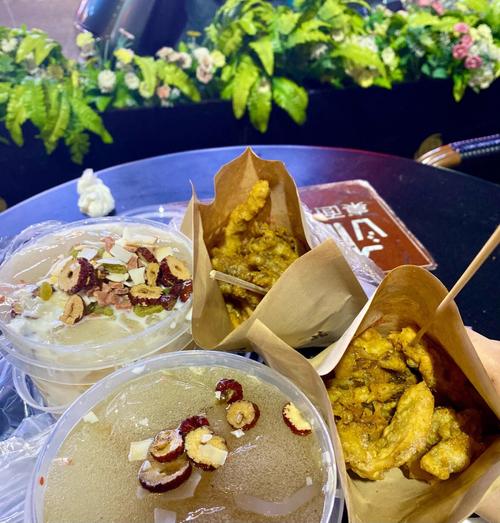 一走进这个小吃街,你会被各种小吃店所吸引,它们密集地排列着,像