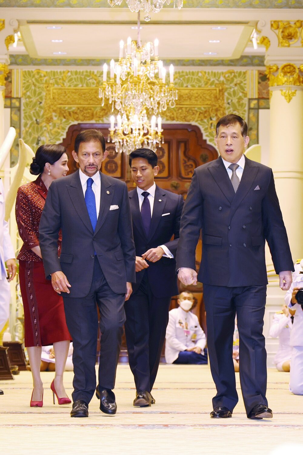 泰国国王夫妇接待文莱苏丹父子,苏提达王后看起来比玛哈还高!