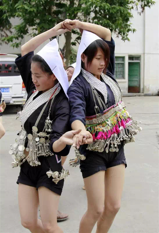 云南哈尼族的奕车姑娘节  世界上有许多节日,诸如"母亲节","父亲节","