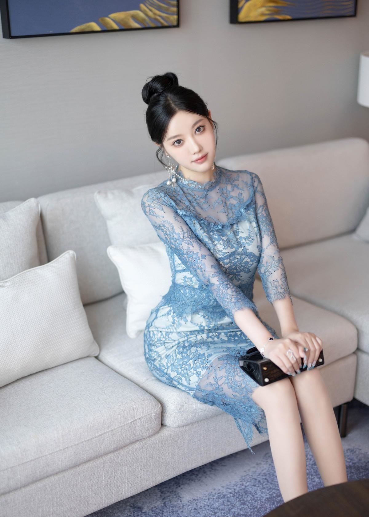 性感优雅风,长袖蕾丝连衣裙 这条连衣裙全身都采用了蕾丝的面料,不仅