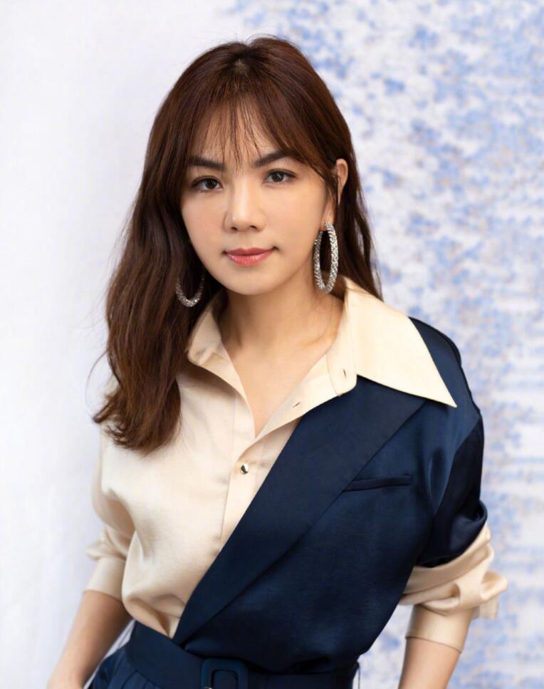 【ella谈selina怀孕会努力到停经】 近日,ella陈嘉桦参加某品牌活动.