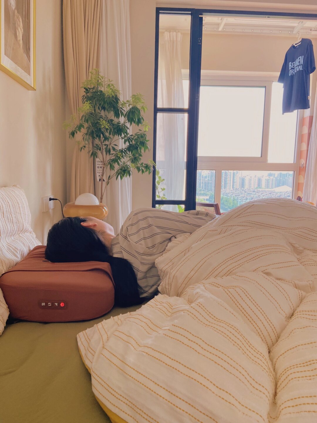 坐藤椅上吹吹风,困了回床上睡上一觉,醒了再看看绿植发发呆,一点都不