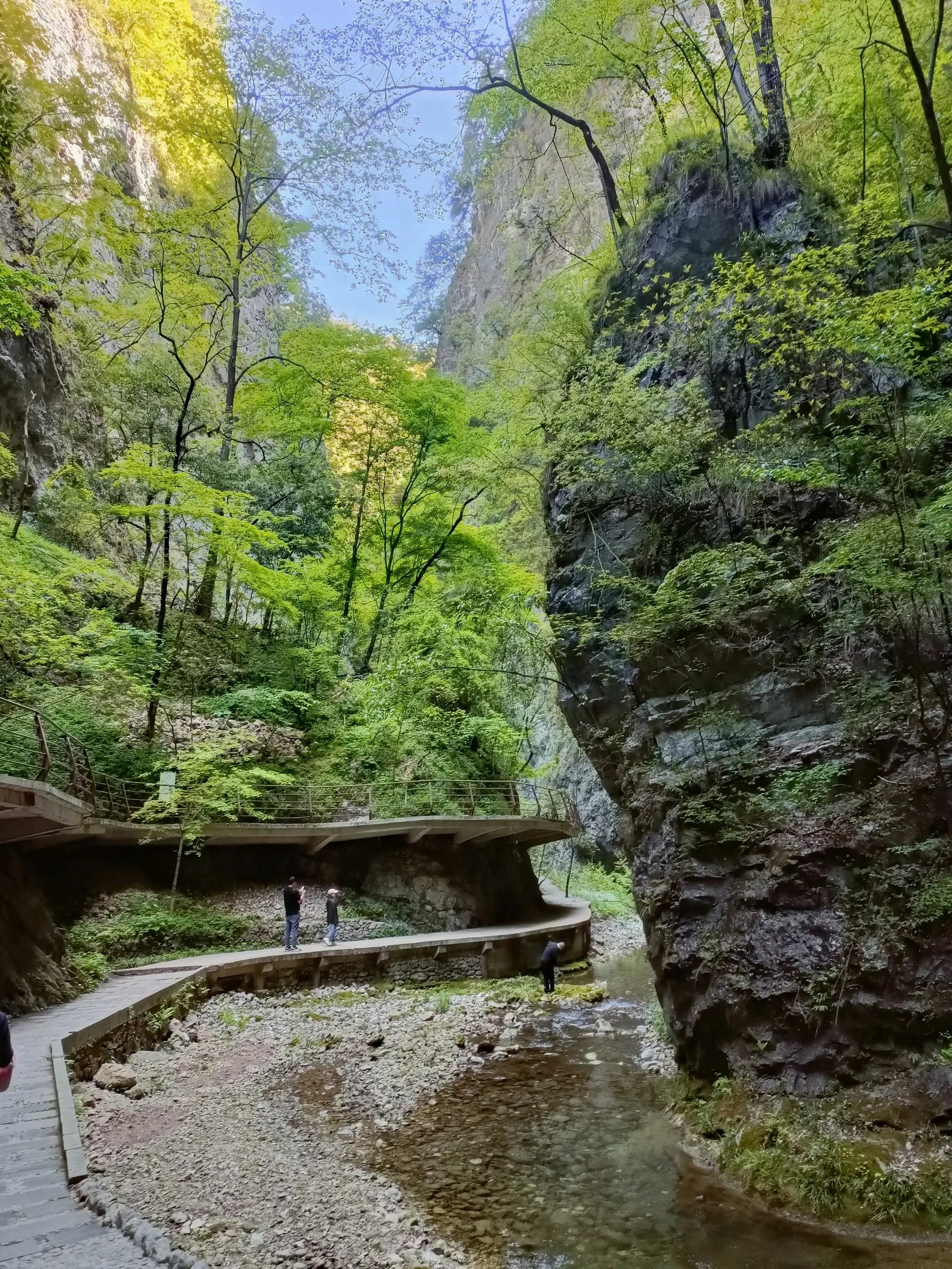 金丝峡景区景点介绍  从西安出发,坐火车到商南站,再打车到景区门口