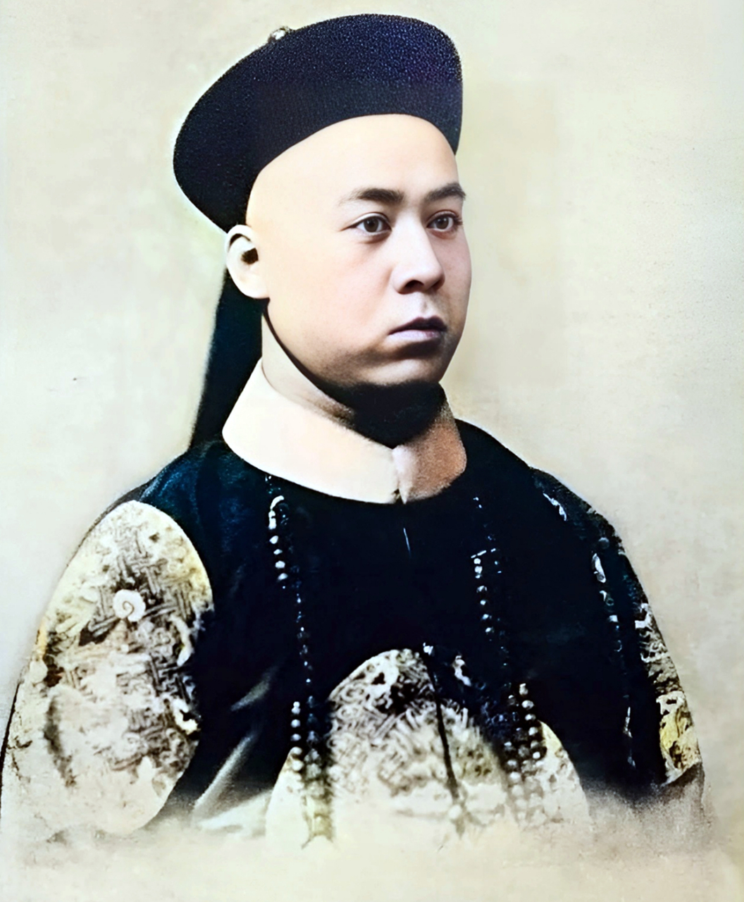 溥伟,18岁承袭爷爷恭亲王的爵位,成为12大铁帽子王中最帅的一位.