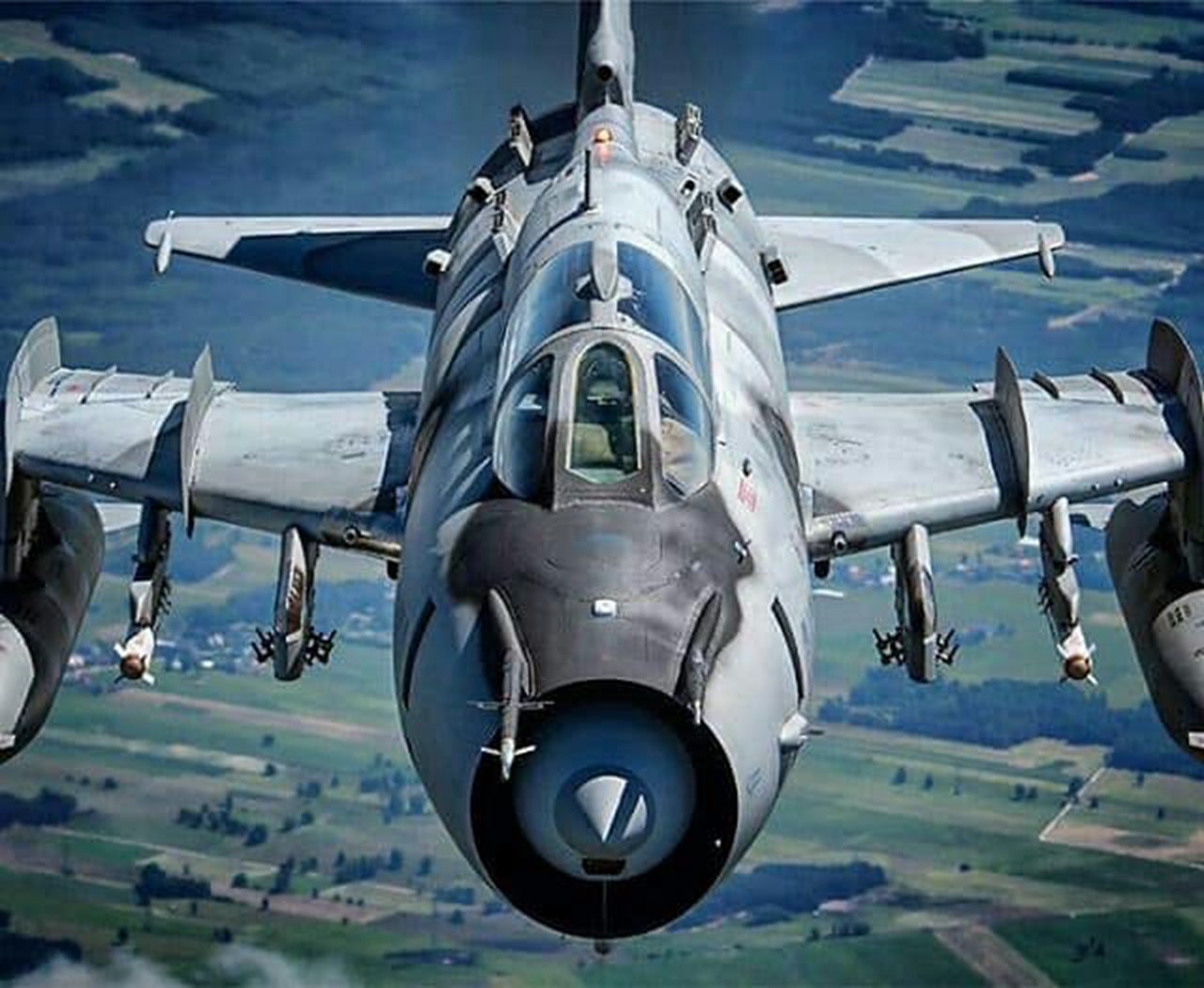 苏-17是前苏联研制的多用途战斗轰炸机,具有卓越的机动性和攻击能力