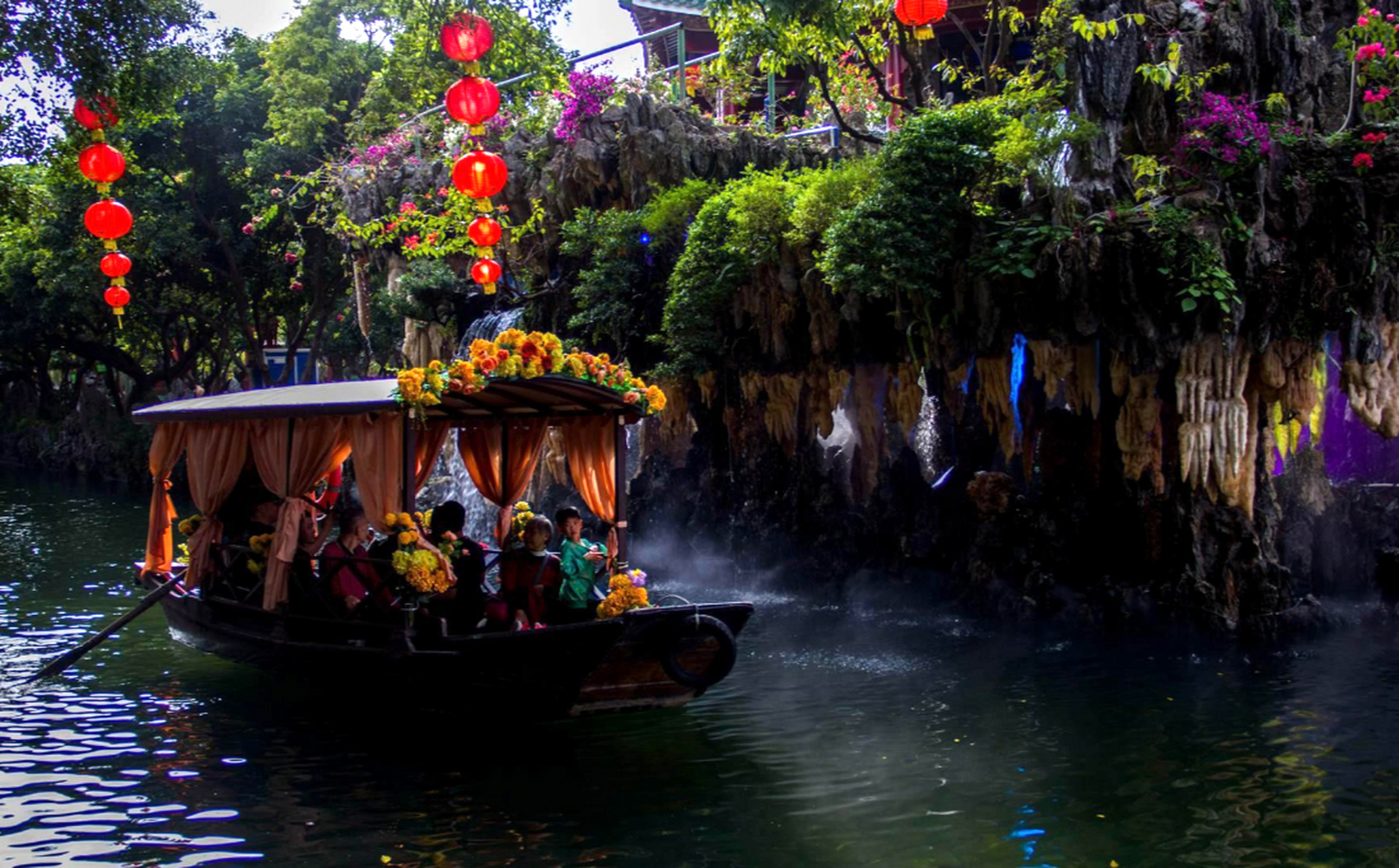 宝墨园位于番禺沙湾镇紫坭村,初建于清朝末年,重建于1995年.