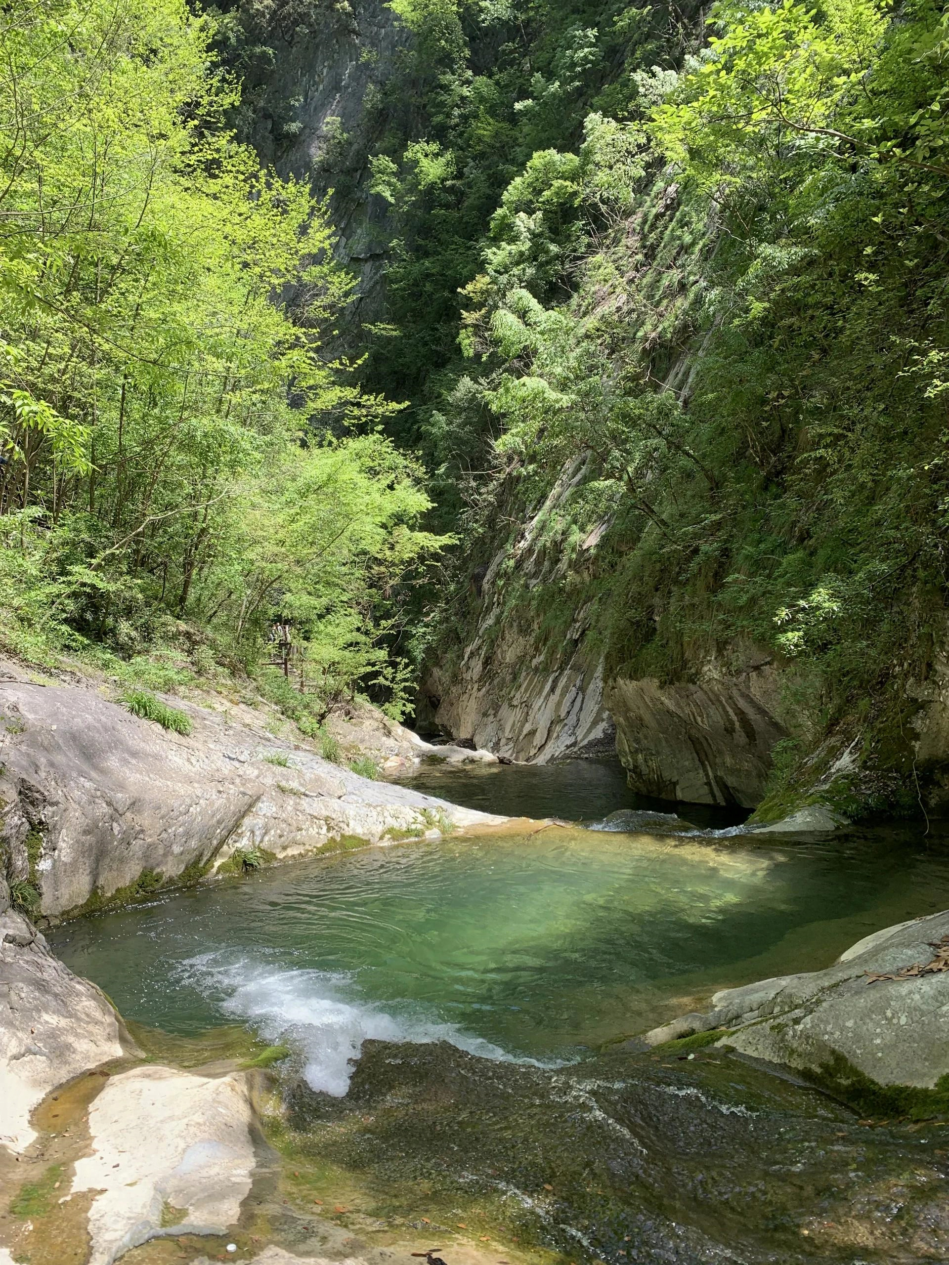金丝峡景区景点介绍  从西安出发,坐火车到商南站,再打车到景区门口