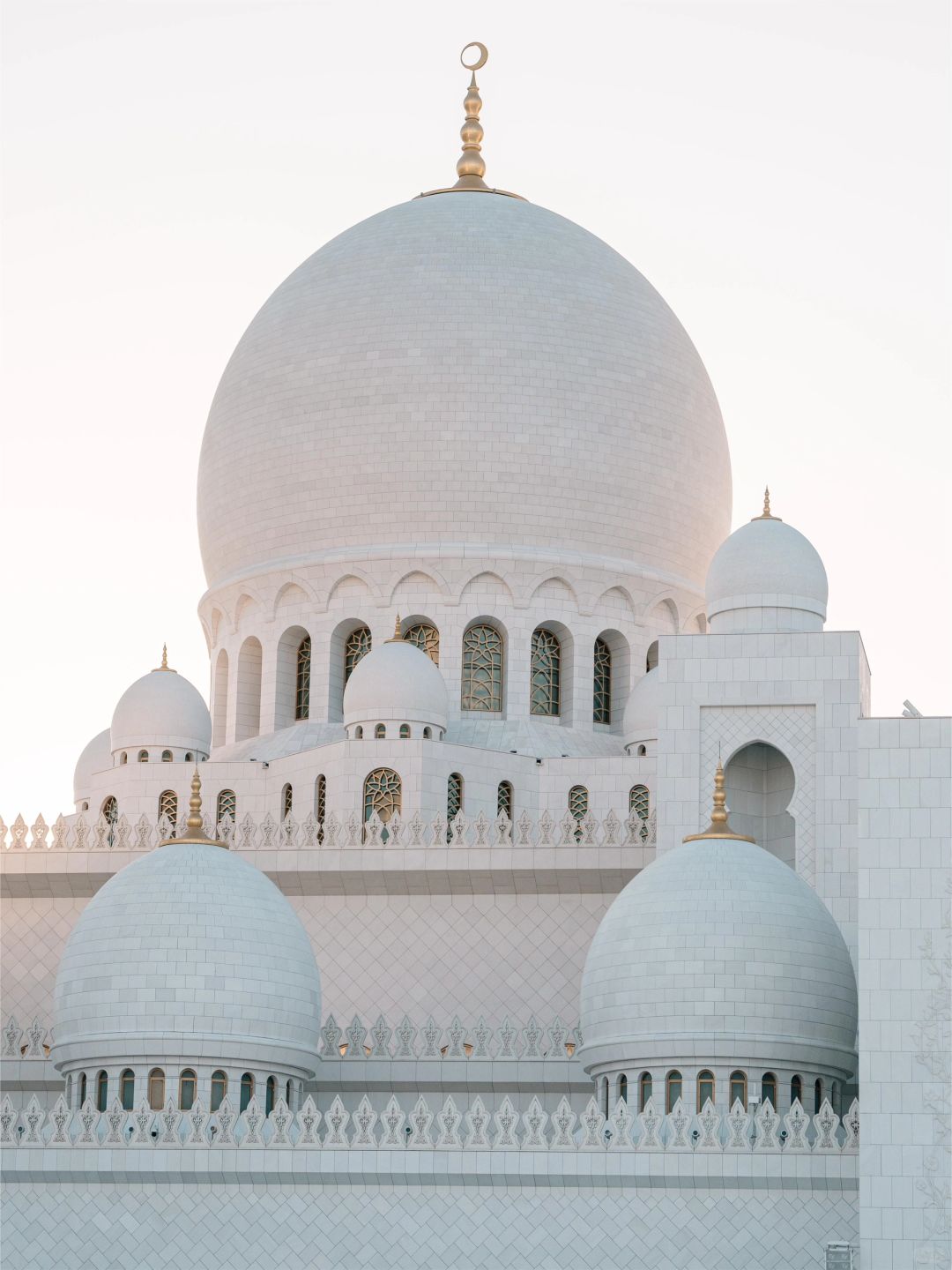 谢赫扎耶德清真寺是世界第三大清真寺,中东最大的清真寺,更是伊斯兰