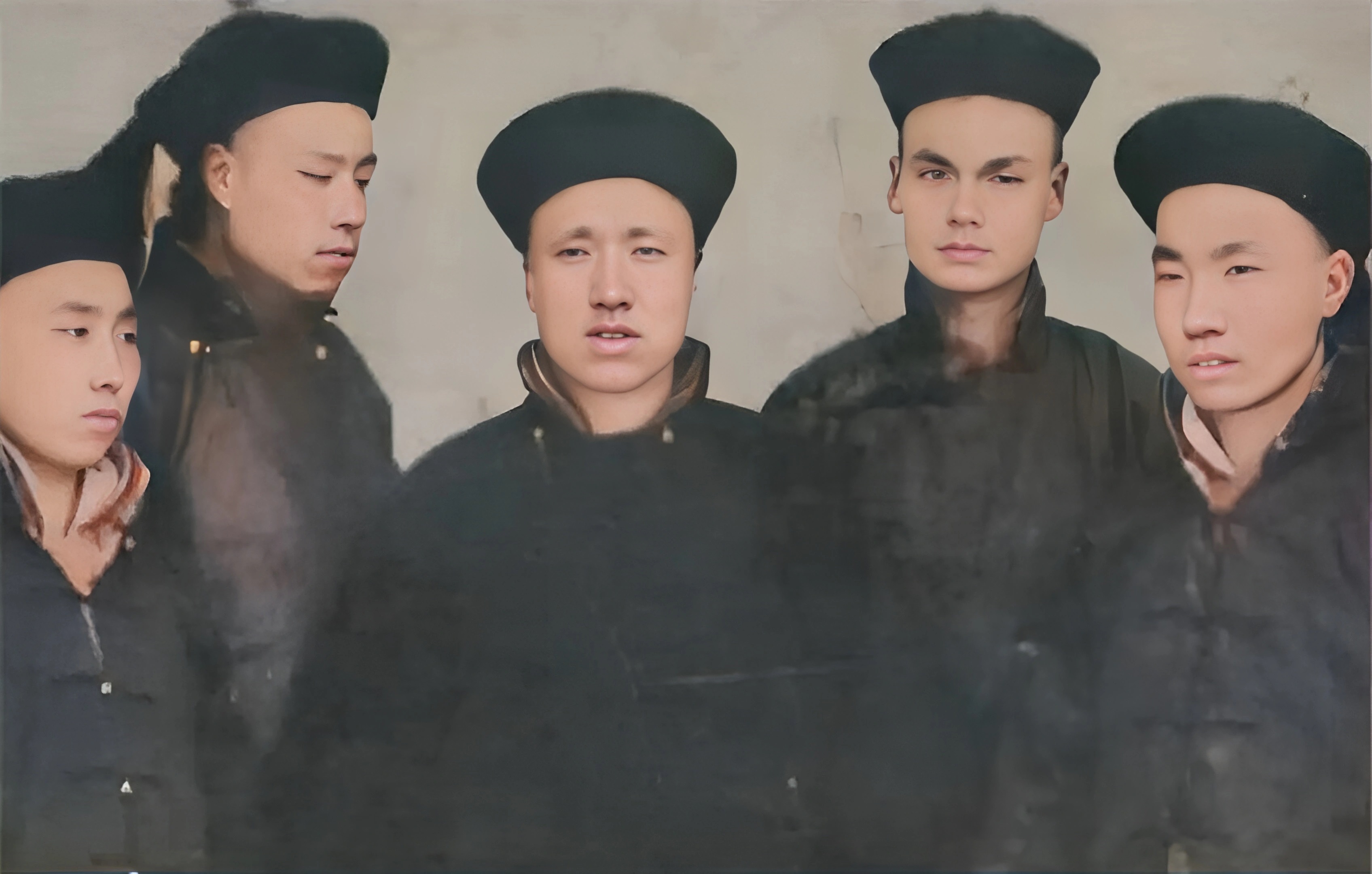 这是五位英姿飒爽的奉天巡防营官兵.他们的主要职责是清乡守土.