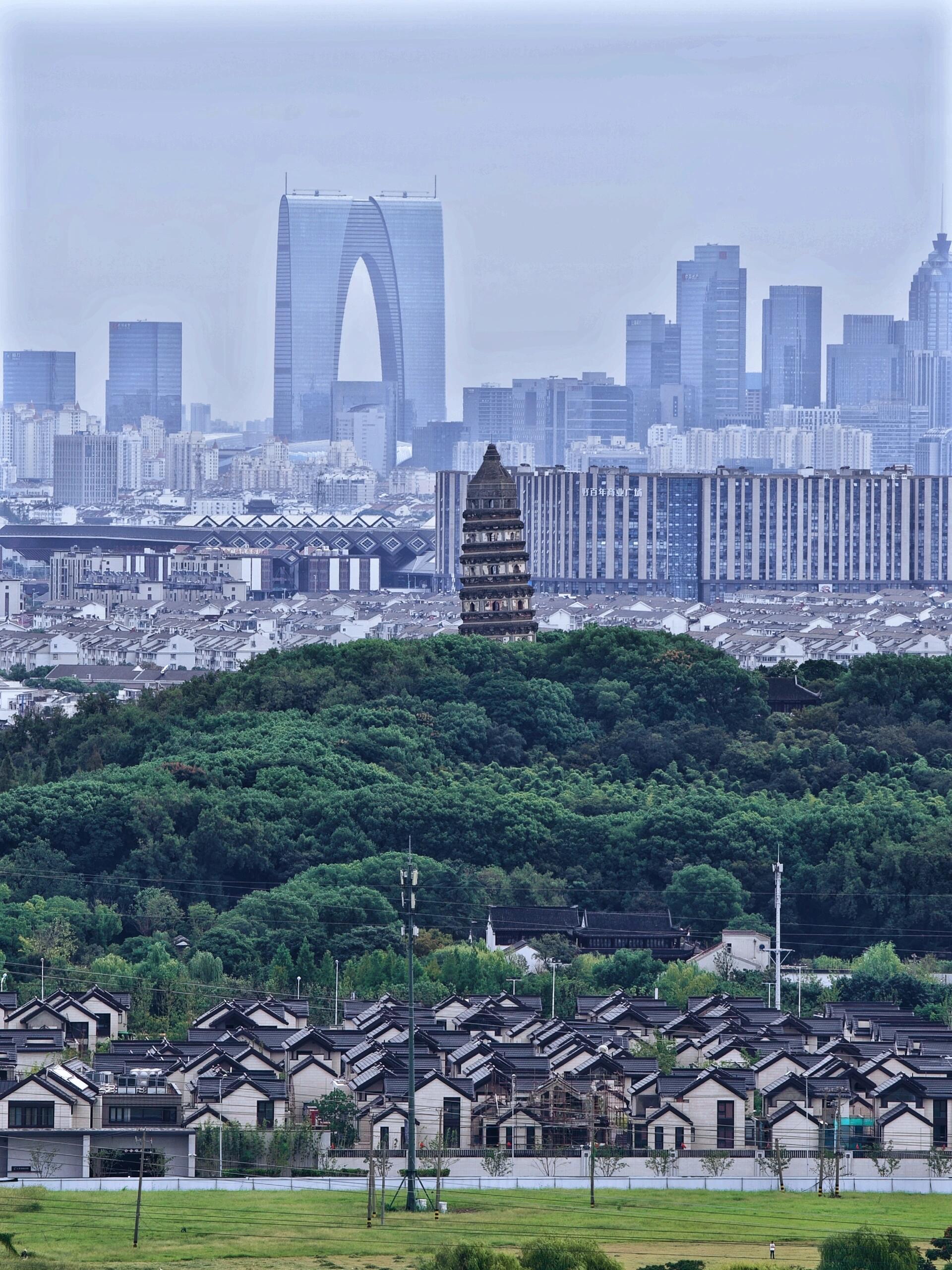 图1中的虎丘塔-苏州火车站-东方之门三点一线,虎丘塔和东方之门遥遥
