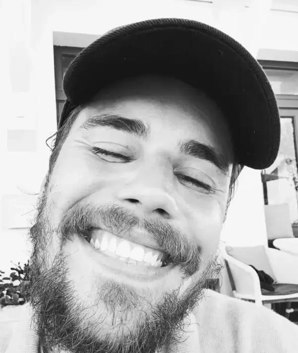 比伯晒胡子自拍,笑容憨厚,幽默感十足,粉丝大呼可爱!