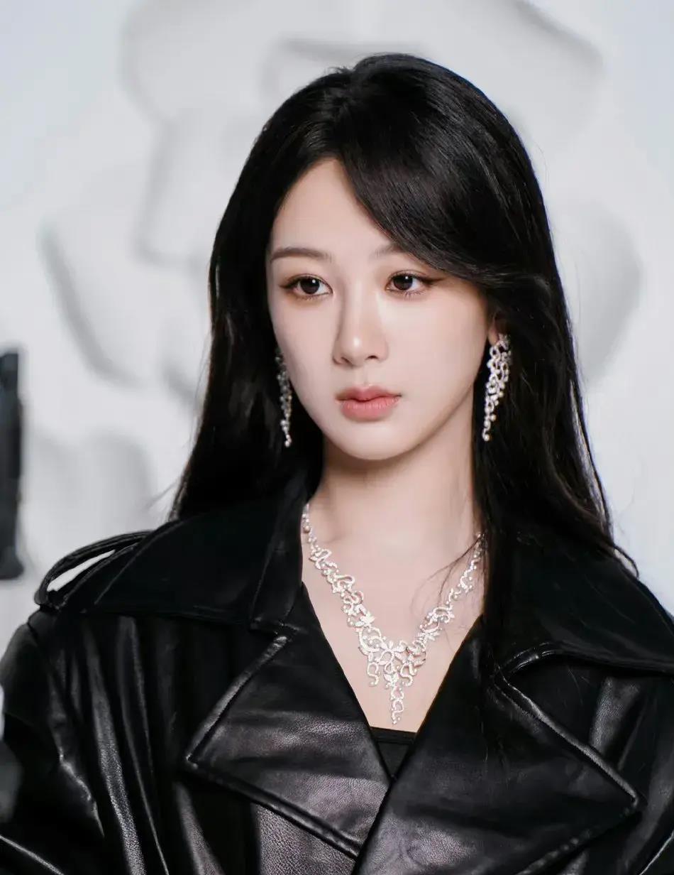 杨紫超a皮衣,又美又飒!