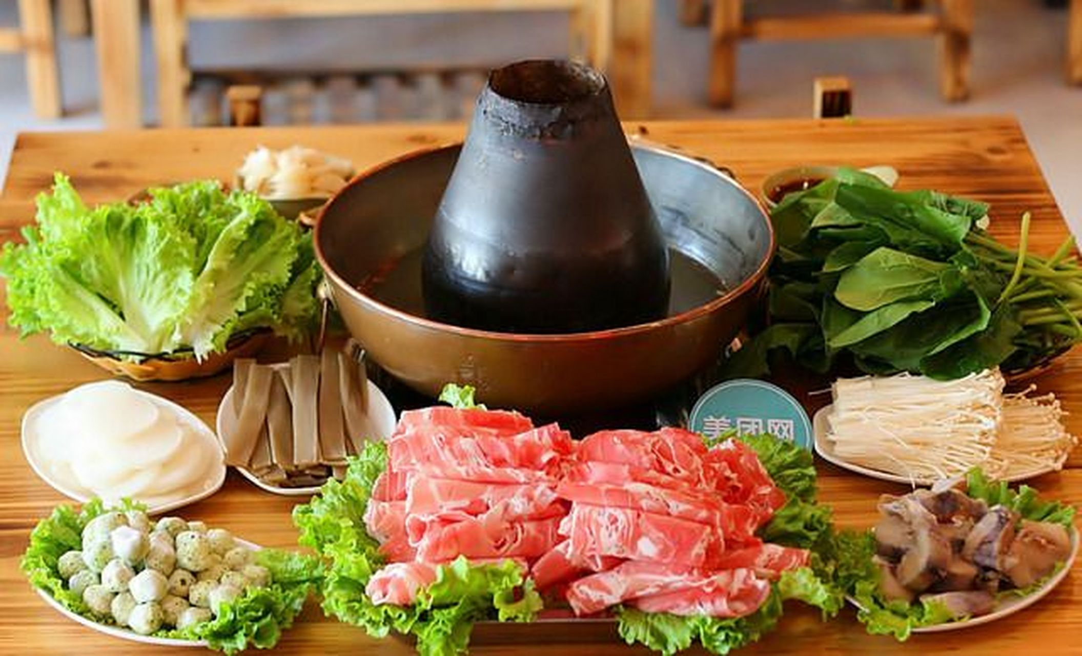 东来顺涮羊肉,中华老字号招牌菜!精选内蒙古集宁小尾巴绵羊嫩肉切片.