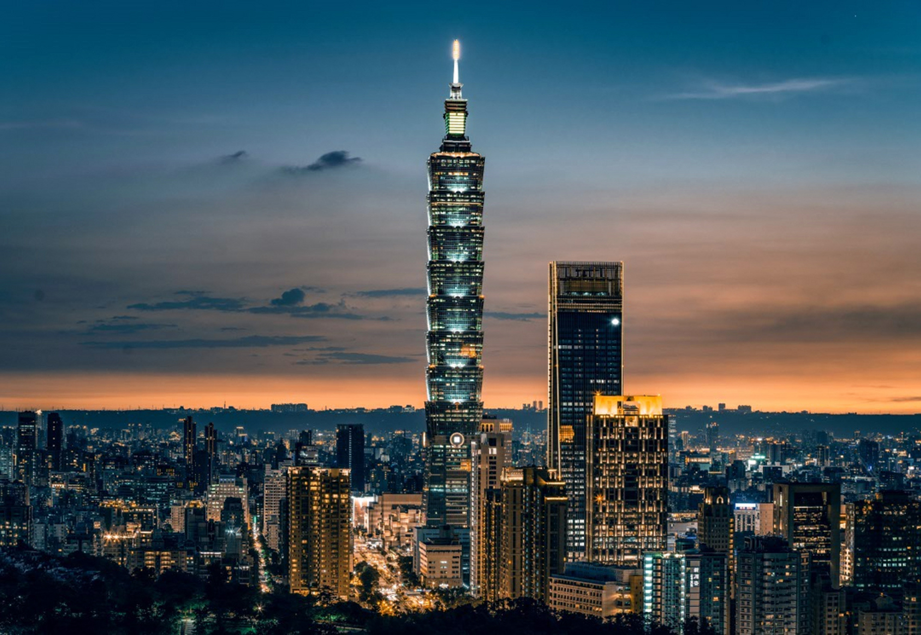 台北101大楼是台湾最高的标志性建筑,由著名建筑师李祖原设计,融合了