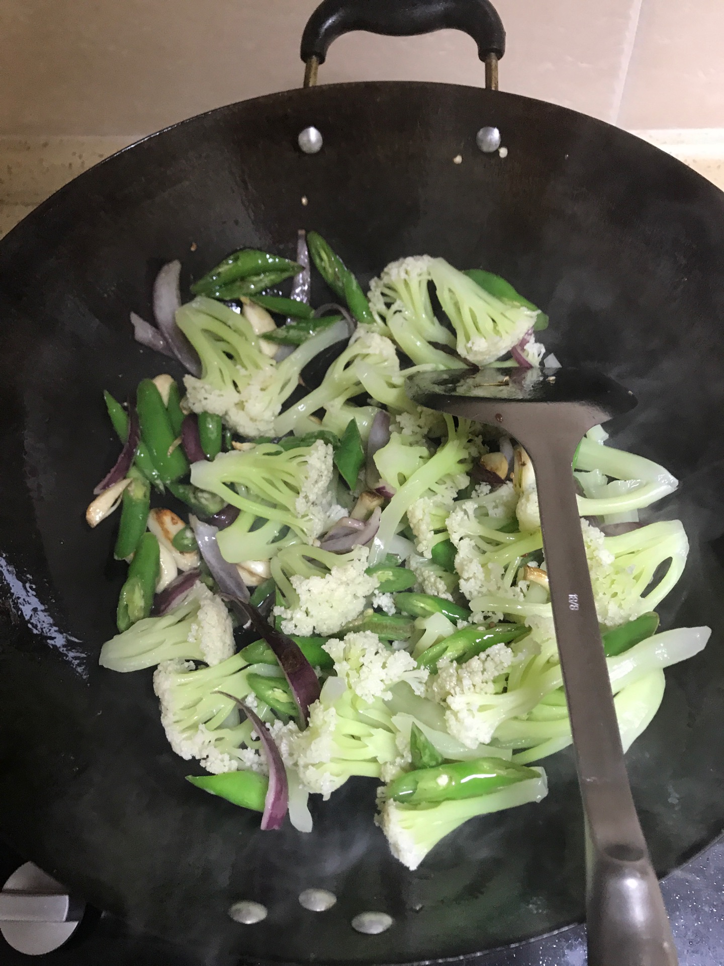 腊肉炒花菜,香气四溢,口感鲜美,美味入味,让人欲罢不能!