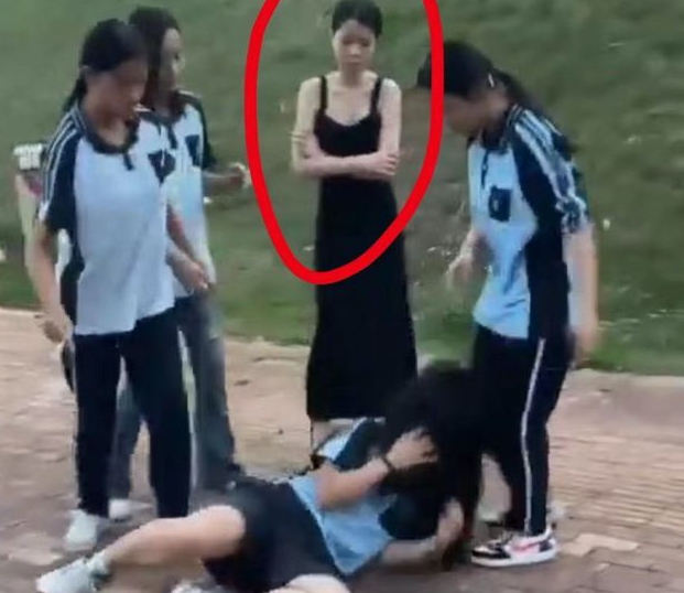 扇耳光拽头发扒光衣服!广西一初中女生被8人霸凌