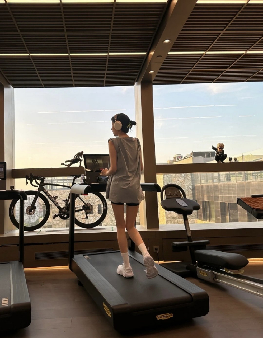 董子健真是好眼光,娶了身材这么好,这么漂亮,这么能干的媳妇,可惜不