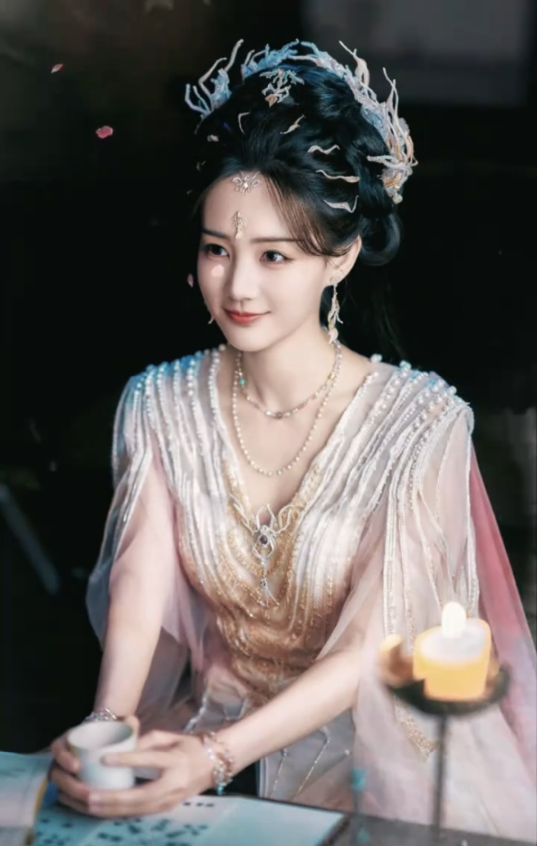 李一桐的表现已经让人眼前一亮,《半妖倾城》中的角色演绎令人印象