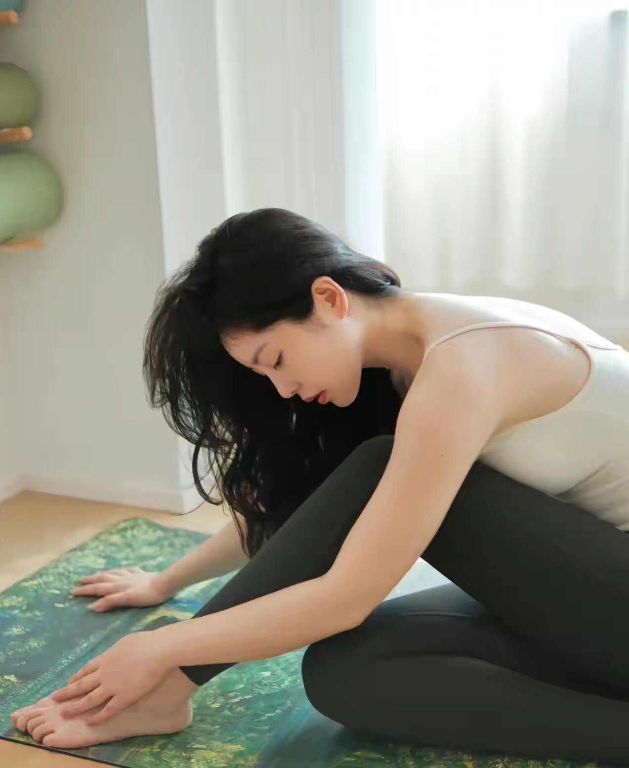 她们在瑜伽垫上舒展身体,如同一只优雅的白天鹅,在湖面上翩翩起舞.