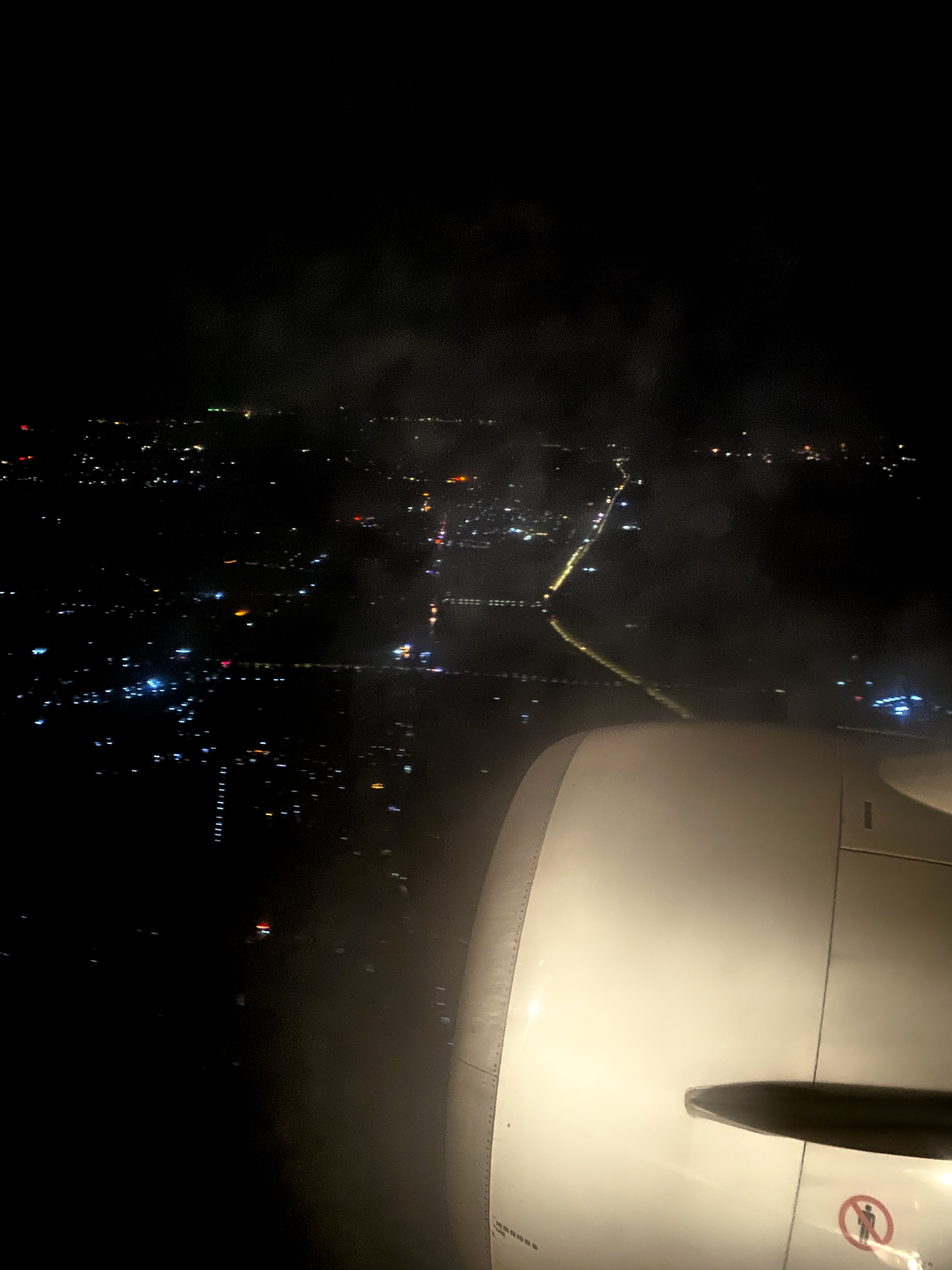 半夜才到的,就很奇怪,明明当地已经不下雨了,机场愣是不给飞机着落